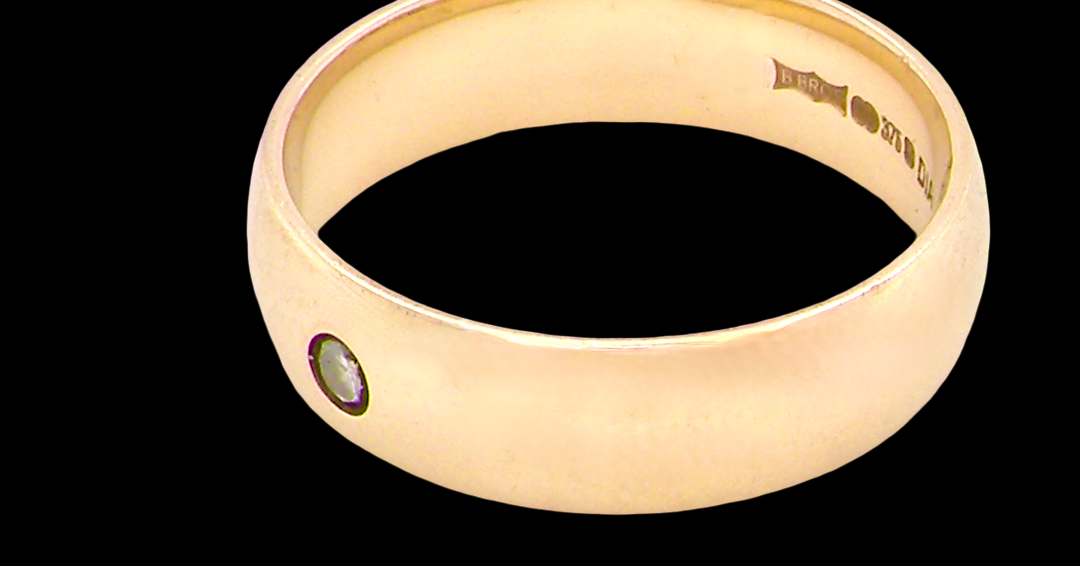 9 carat gold wedding ring. Set with a small diamond