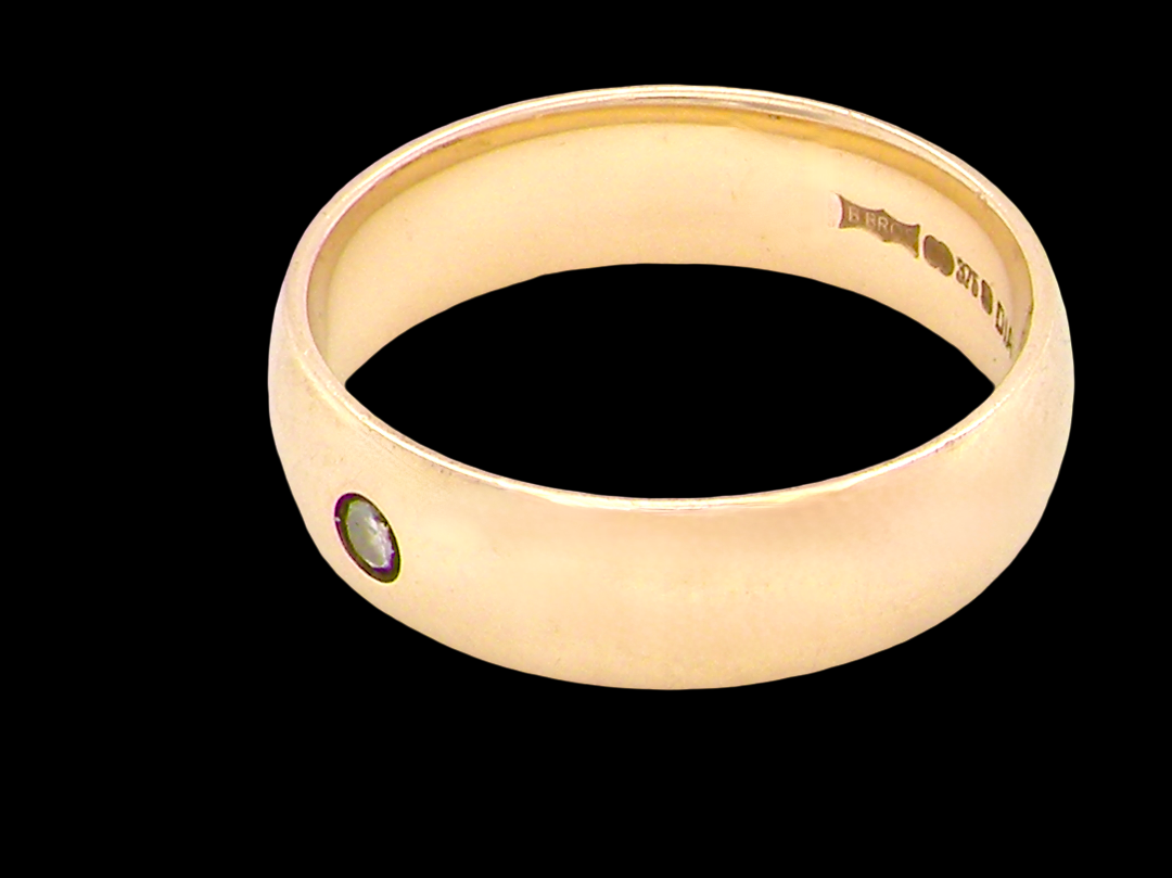 9 carat gold wedding ring. Set with a small diamond