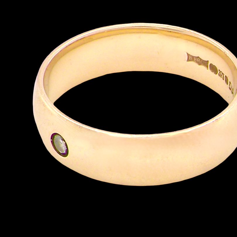 9 carat gold wedding ring. Set with a small diamond