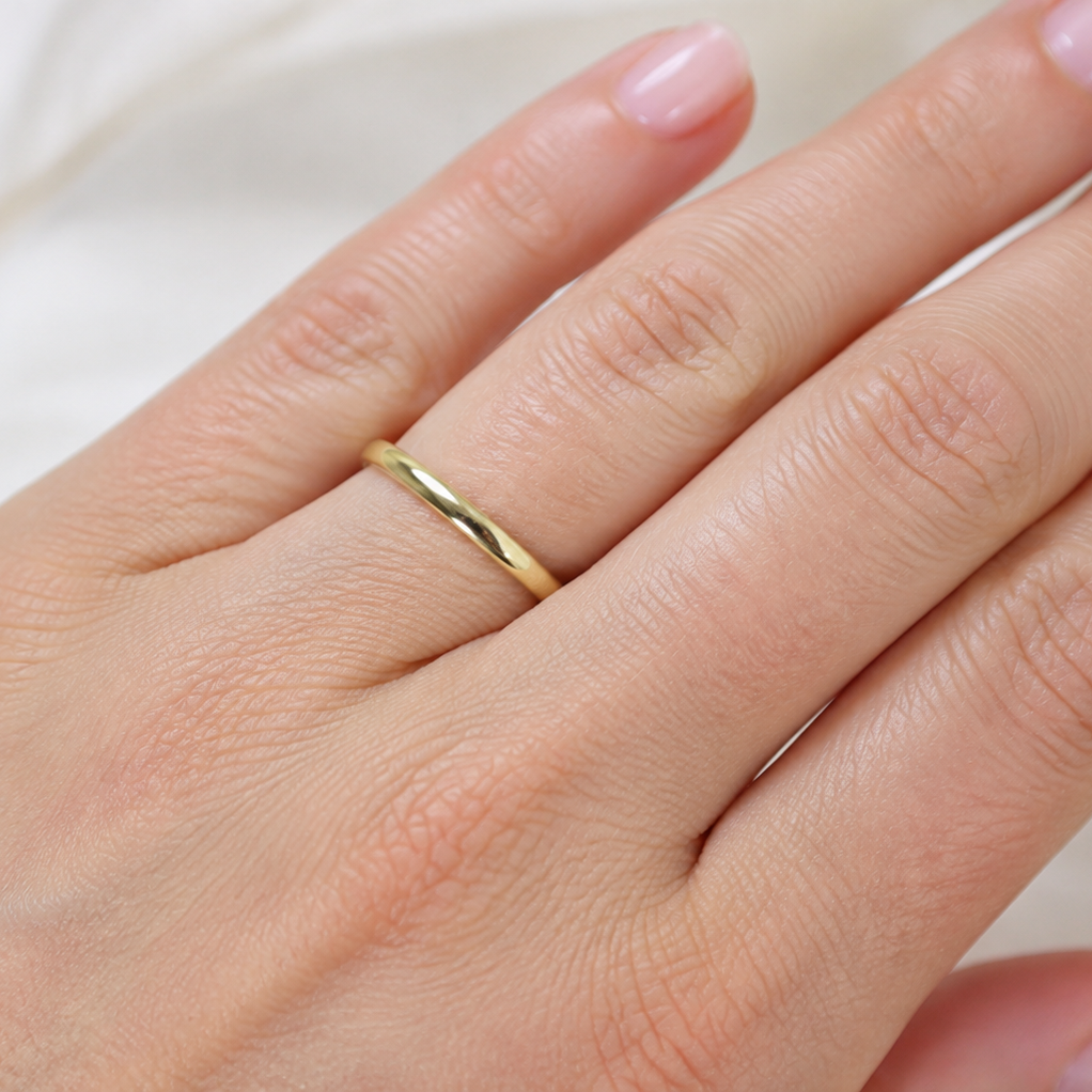 Vinateg 2mm gold wedding band on finger