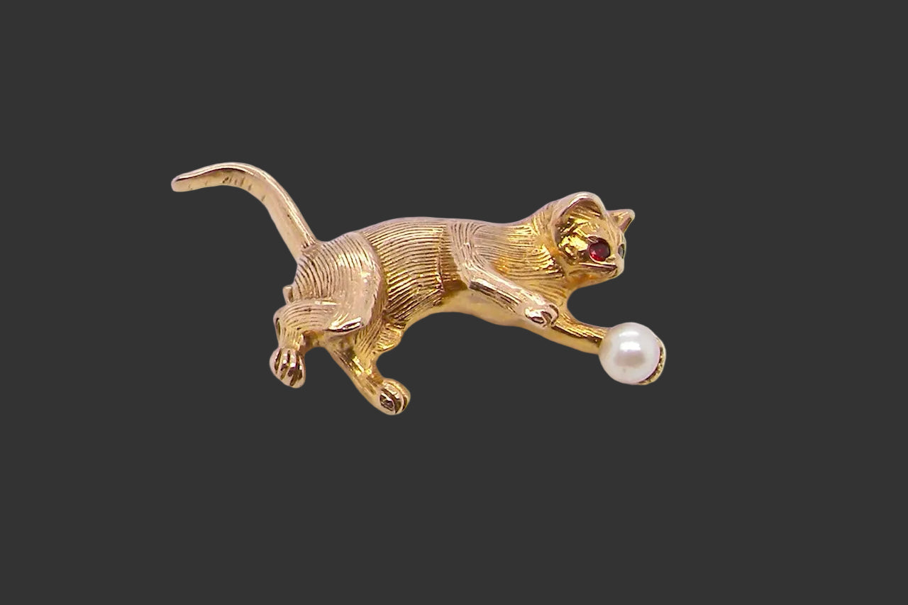 A 9 carat gold brooch in the shape of a cat