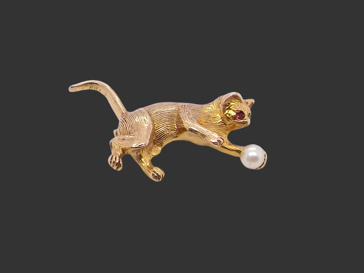 A 9 carat gold brooch in the shape of a cat