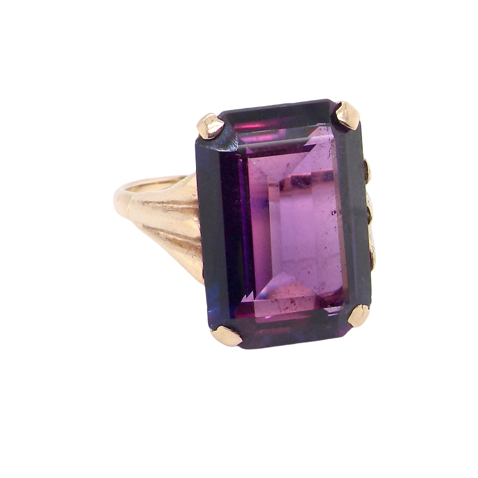 A 9 carat gold* dress ring that is set with a an amethyst gemstone.