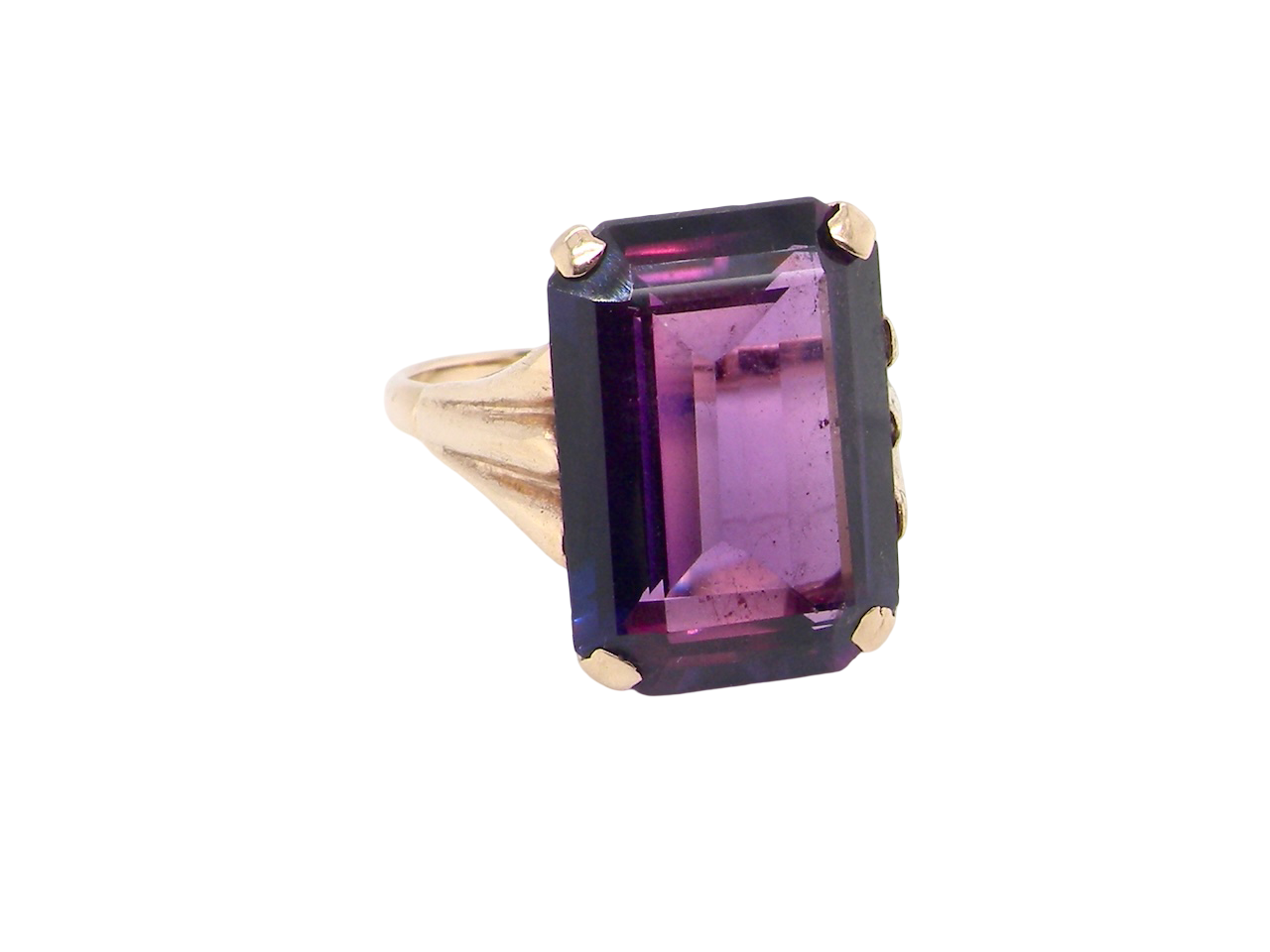 A 9 carat gold* dress ring that is set with a an amethyst gemstone.