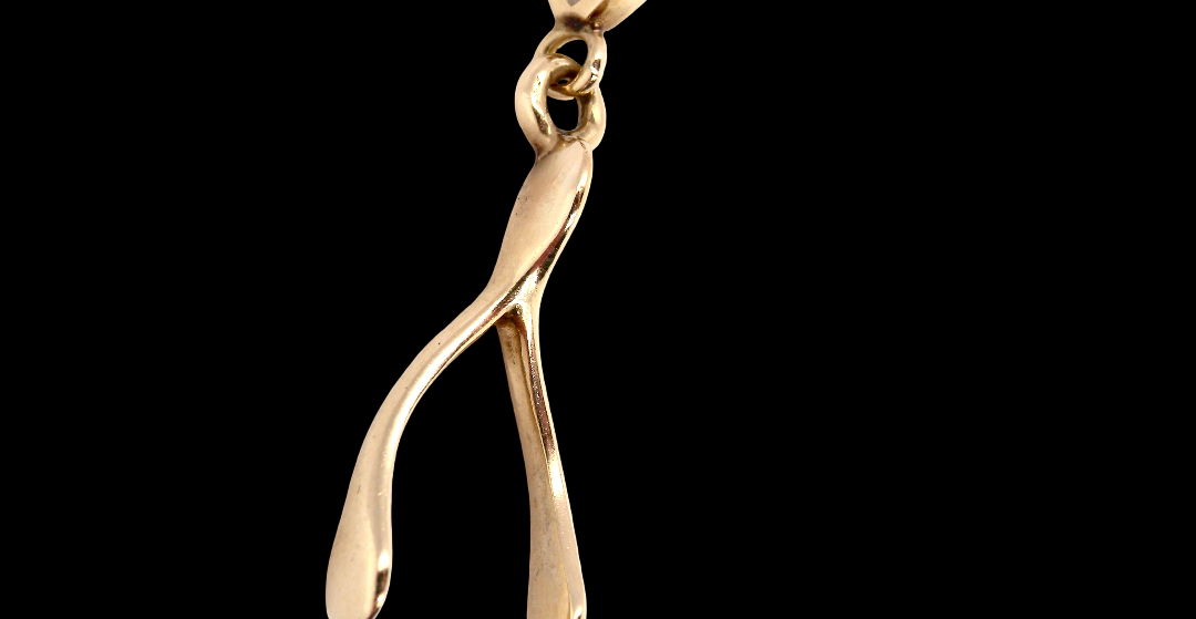 A 9 carat gold pendant (or charm) in the shape of a wishbone.
Overall size 25x10mm,