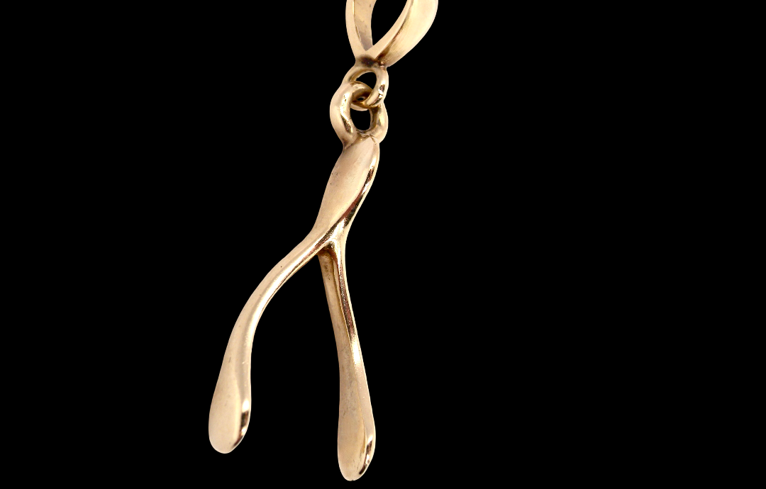 A 9 carat gold pendant (or charm) in the shape of a wishbone.
Overall size 25x10mm,