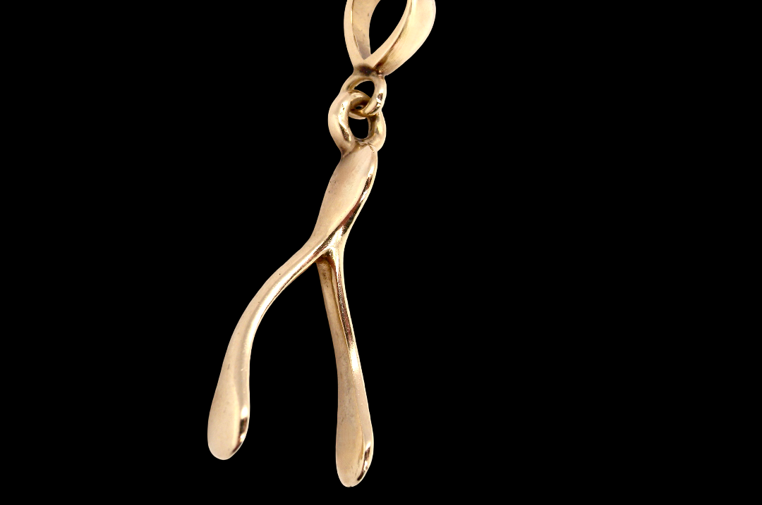 A 9 carat gold pendant (or charm) in the shape of a wishbone.
Overall size 25x10mm,