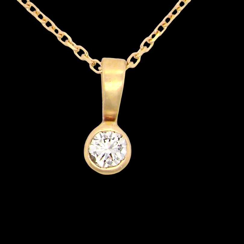 A 9 carat gold pendant that features a single brilliant cut white diamond. This (est 0,25 carats)