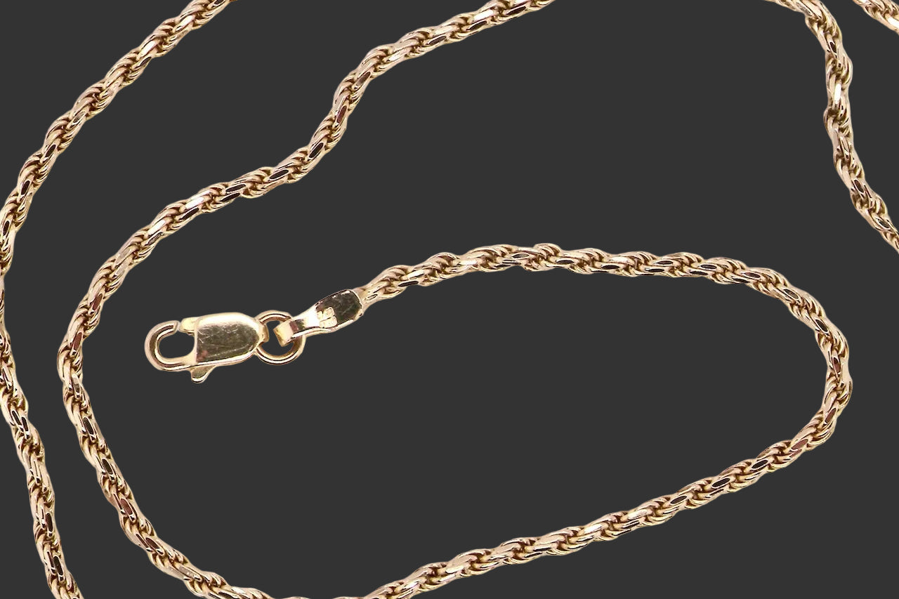 A 9 carat gold solid rope link neck chain.
Length 16", weight 5 grams.