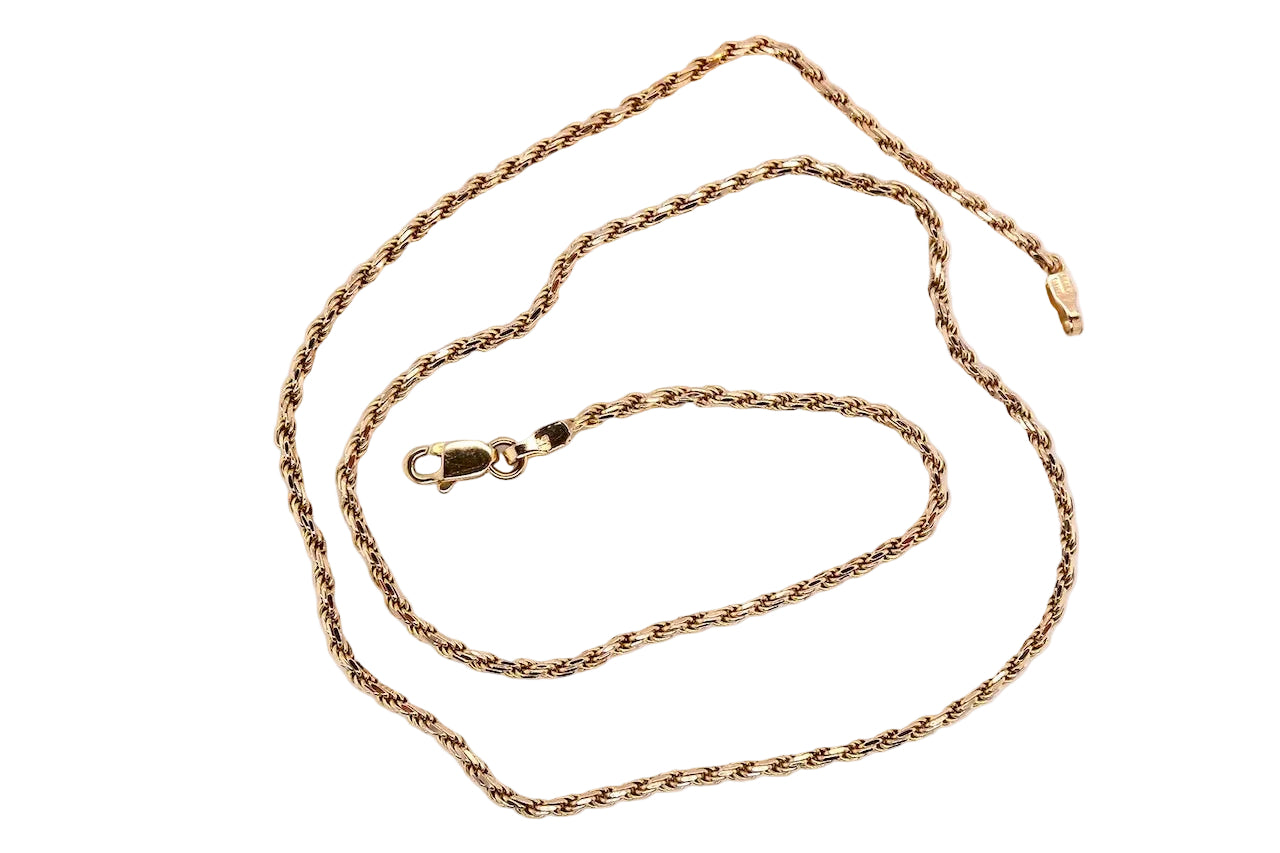 A 9 carat gold solid rope link neck chain.
Length 16", weight 5 grams. Hallmarks for 1997.