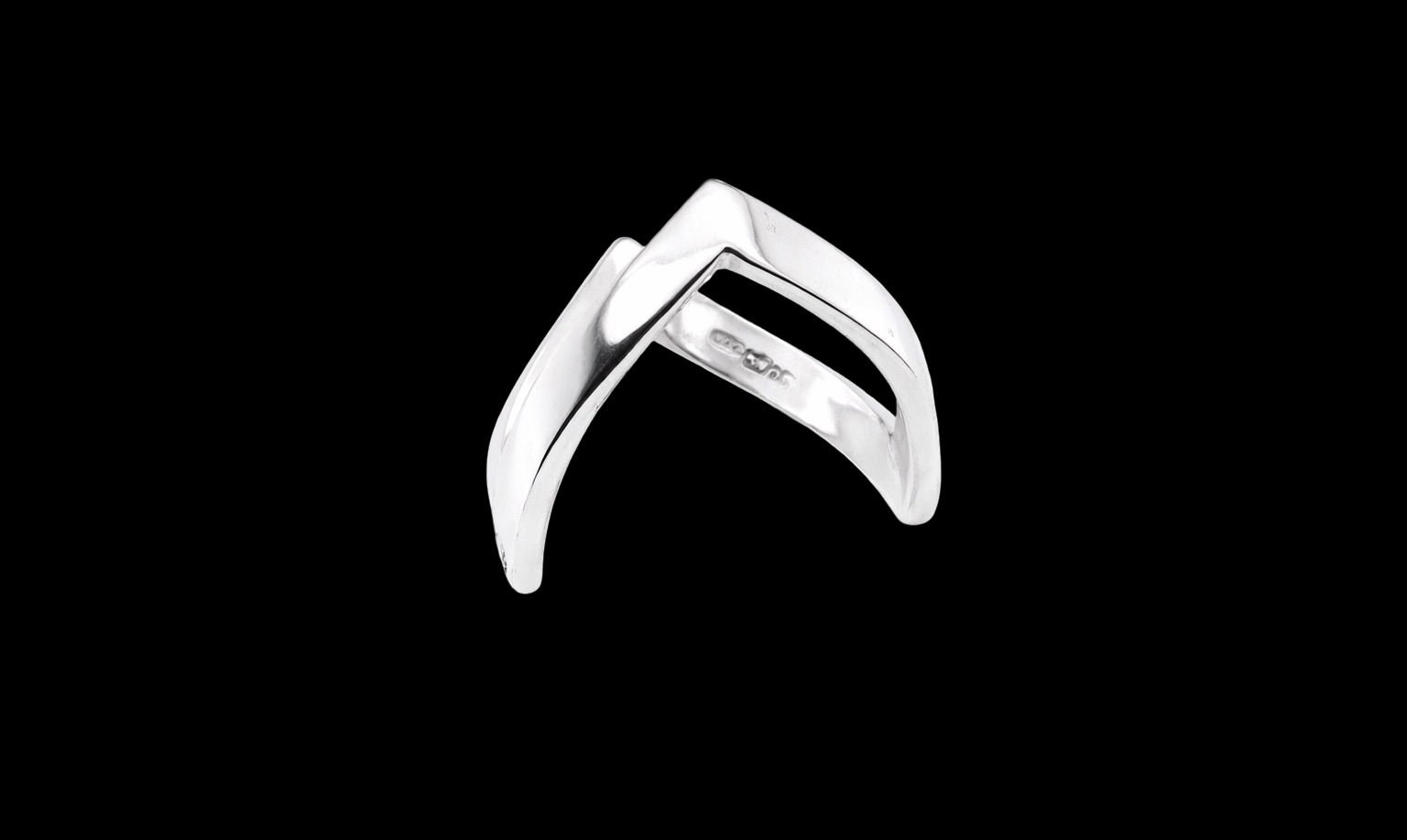 A 9 carat white gold double wishbone ring set with a diamond