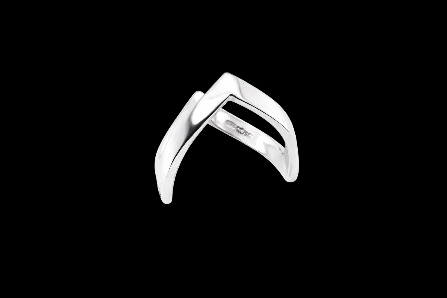 A 9 carat white gold double wishbone ring set with a diamond