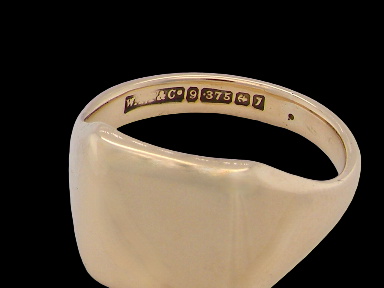 A mans gold signet ring