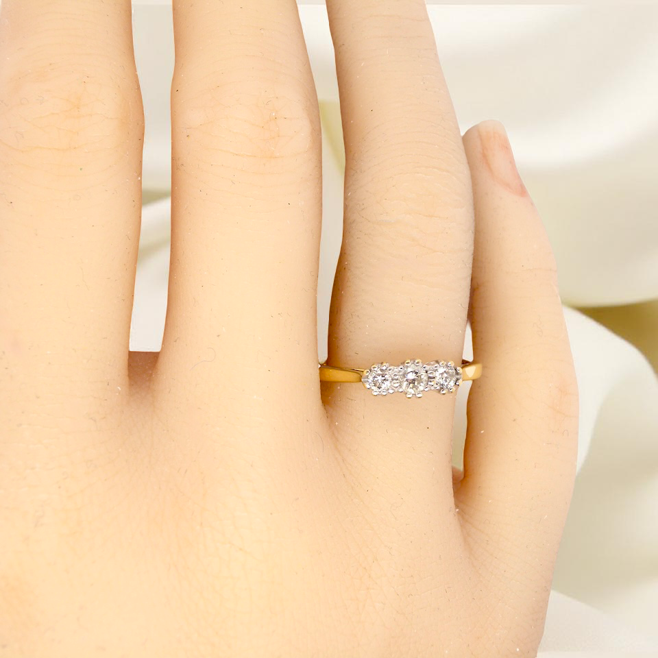 A Diamond Trilogy ring