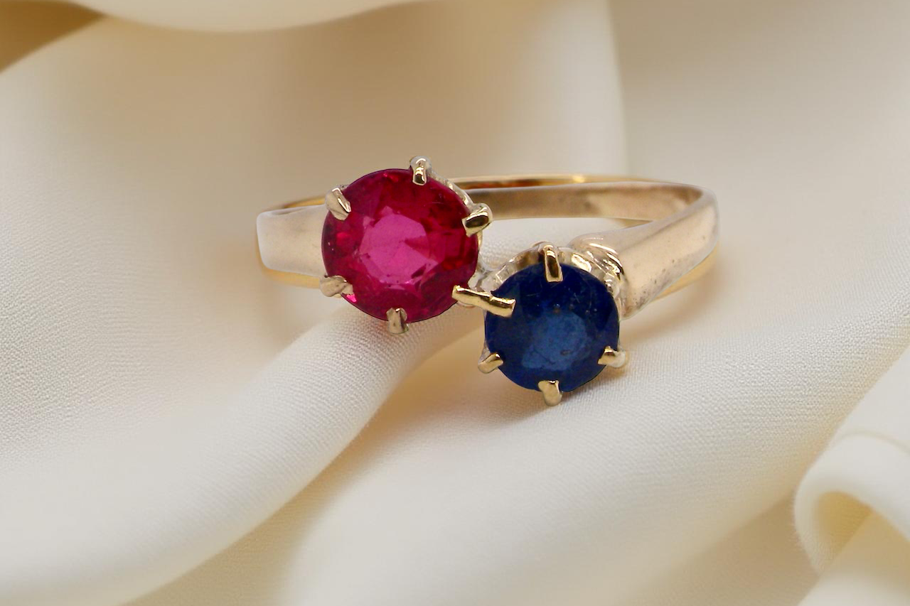 A Moi-et-Toi two stone sapphire ruby ring