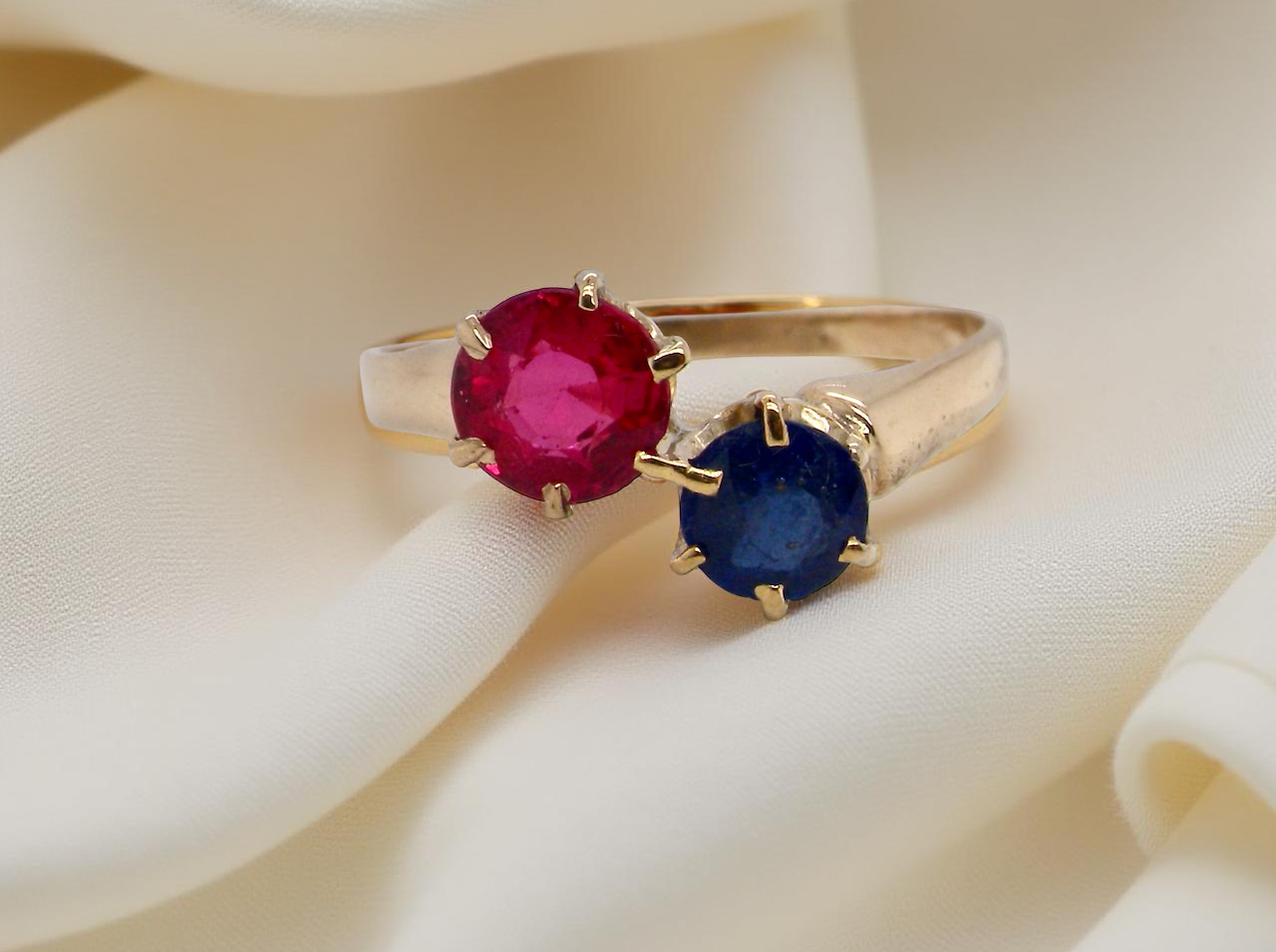 A Moi-et-Toi two stone sapphire ruby ring