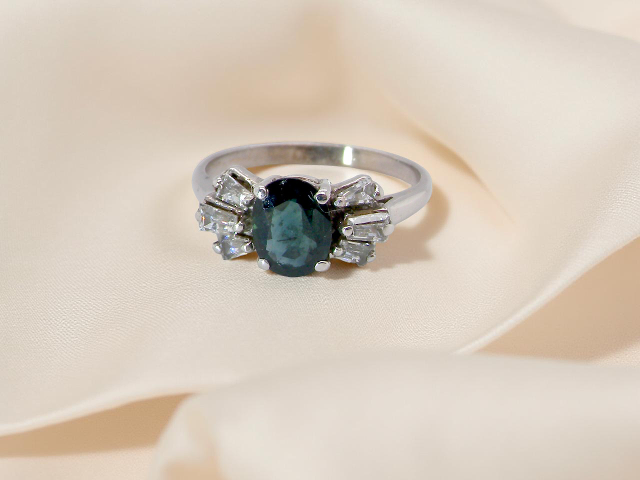 A Vintage 1970s Sapphire & Diamond Ring – 