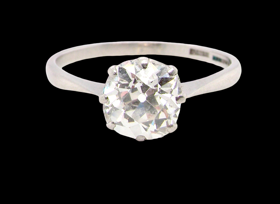 A beautiful and timeless vintage solitaire dating from the 1930s, crafted in platinum and set with a diamond.