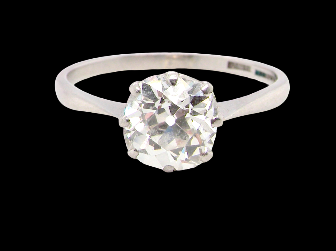 A beautiful and timeless vintage solitaire dating from the 1930s, crafted in platinum and set with a diamond.