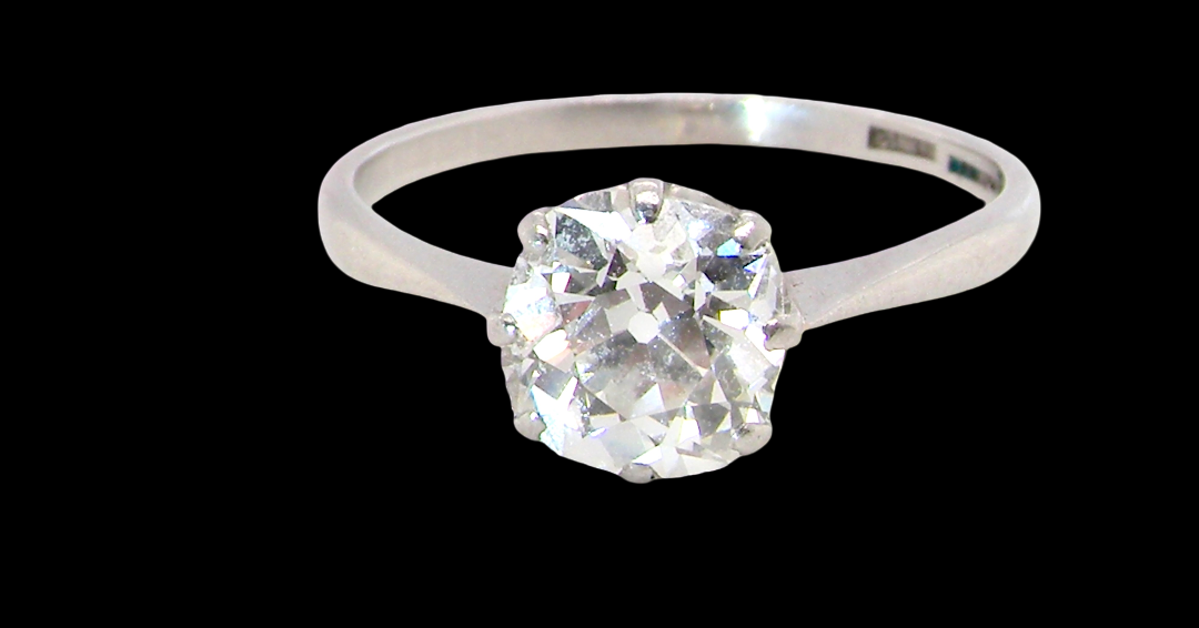 A beautiful and timeless vintage solitaire dating from the 1930s, crafted in platinum and set with an old brilliant-cut diamond.