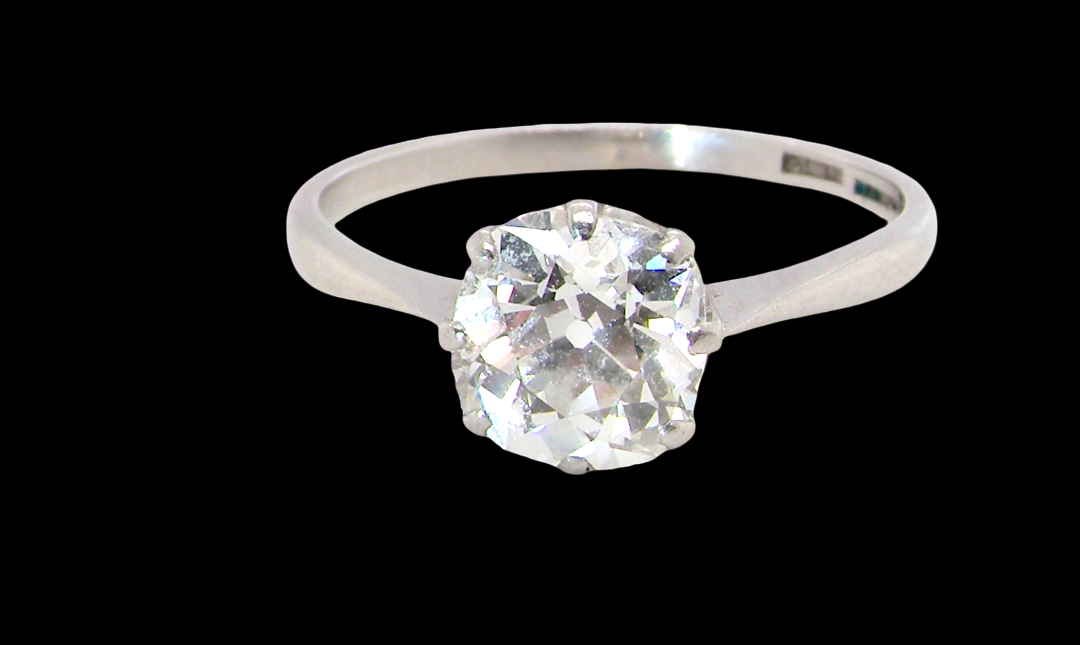 A beautiful and timeless vintage solitaire dating from the 1930s, crafted in platinum and set with an old brilliant-cut diamond.