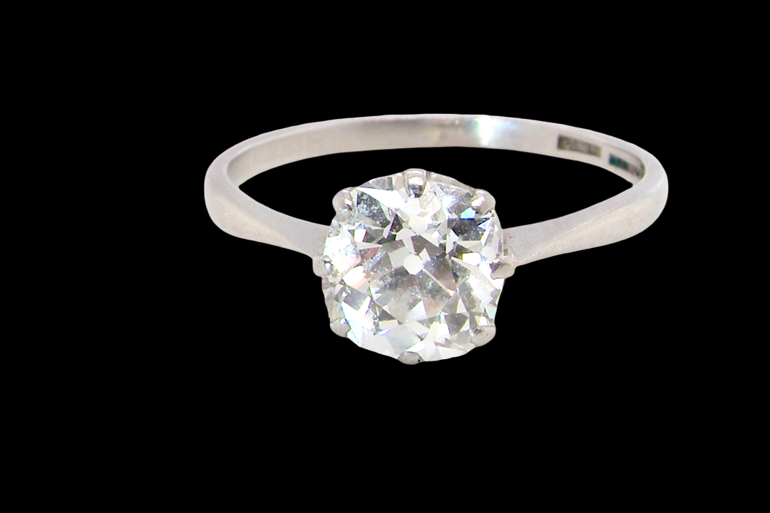 A beautiful and timeless vintage solitaire dating from the 1930s, crafted in platinum and set with an old brilliant-cut diamond.