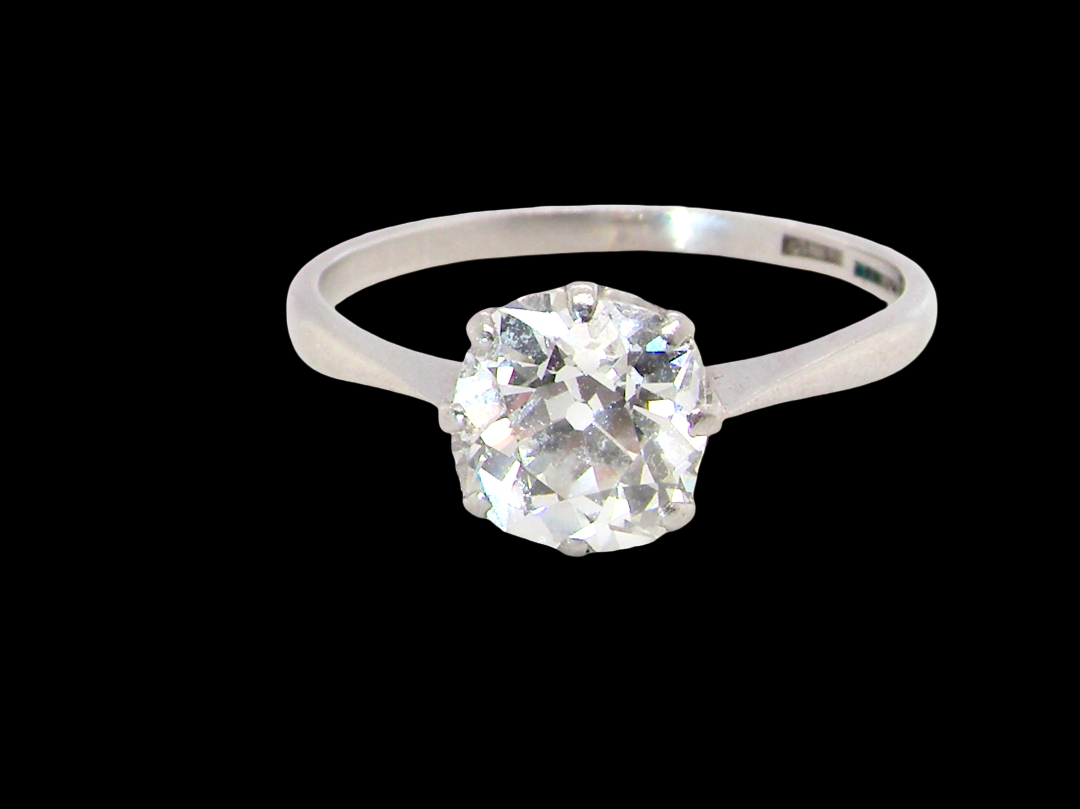 A beautiful and timeless vintage solitaire dating from the 1930s, crafted in platinum and set with an old brilliant-cut diamond.