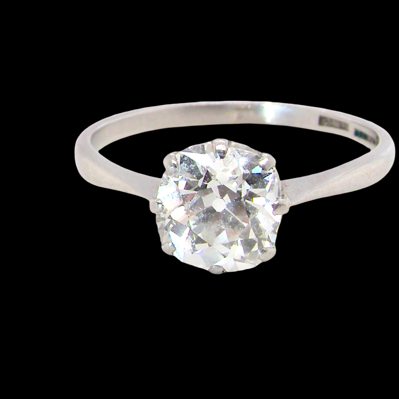 A beautiful and timeless vintage solitaire dating from the 1930s, crafted in platinum and set with an old brilliant-cut diamond.