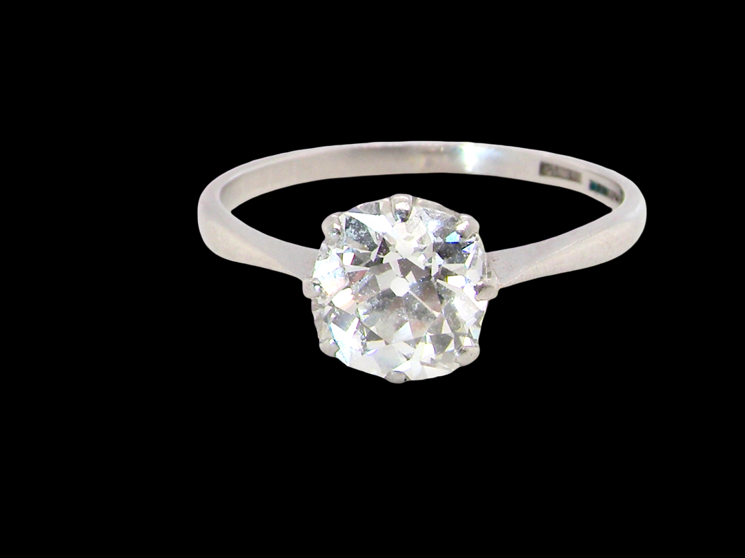 A beautiful and timeless vintage solitaire dating from the 1930s, crafted in platinum and set with an old brilliant-cut diamond.