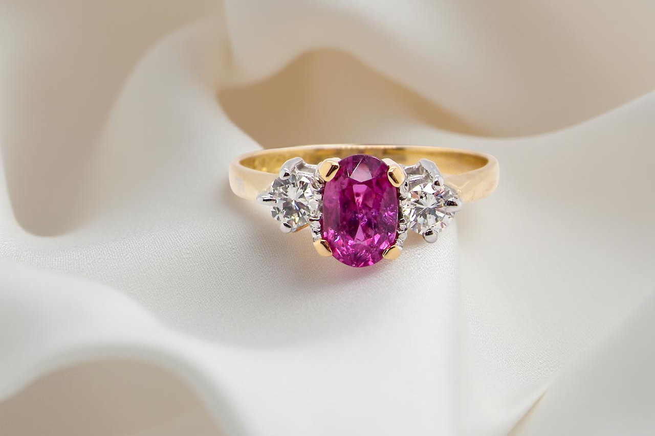 A beautifully crafted vintage ruby ring in rich 18-carat gold