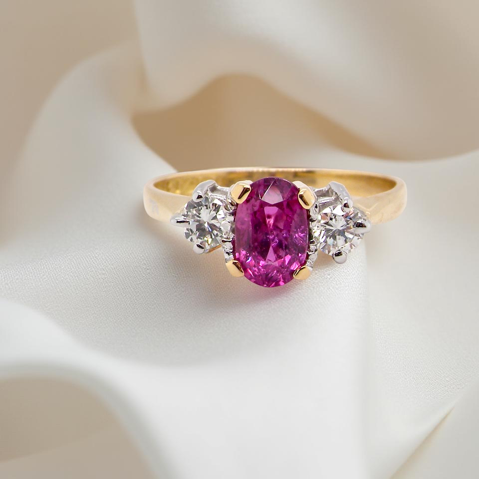 A beautifully crafted vintage ruby ring in rich 18-carat gold