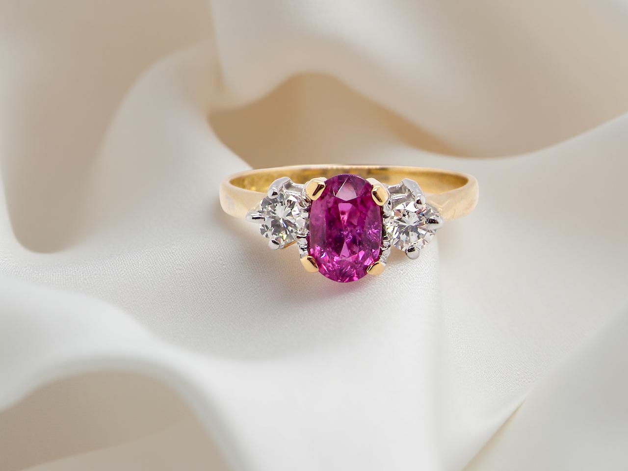 A beautifully crafted vintage ruby ring in rich 18-carat gold