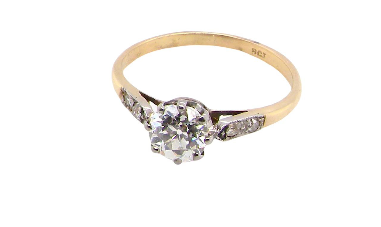 A beautifully elegant vintage solitaire ring dating to the 1930s, showcasing a classic old brilliant-cut white diamond.
The centre diamond measures approximately 6.2mm