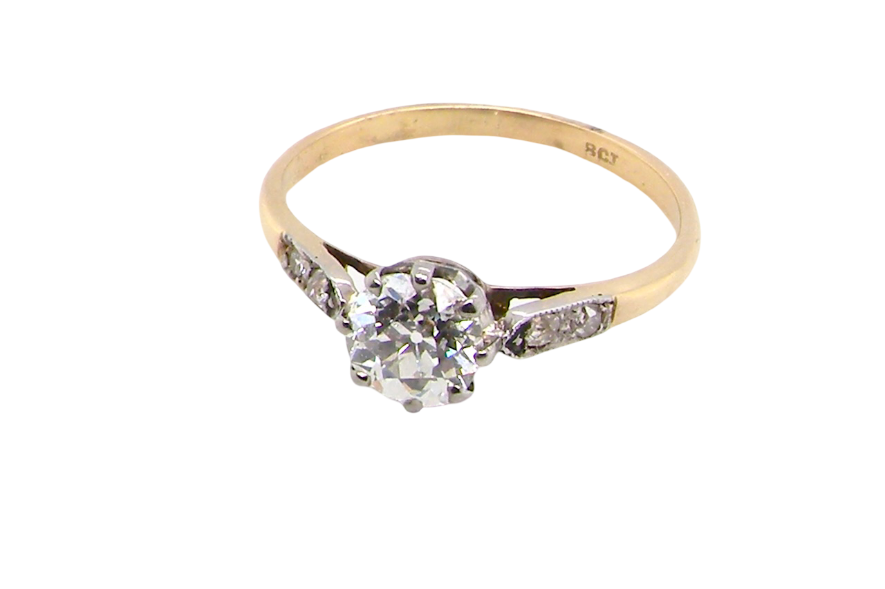 A beautifully elegant vintage solitaire ring dating to the 1930s, showcasing a classic old brilliant-cut white diamond.
The centre diamond measures approximately 6.2mm