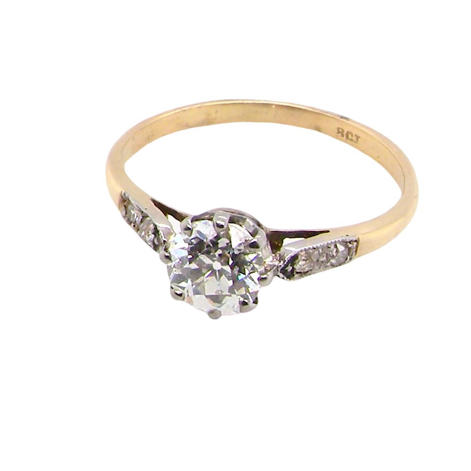 A beautifully elegant vintage solitaire ring dating to the 1930s, showcasing a classic old brilliant-cut white diamond.
The centre diamond measures approximately 6.2mm
