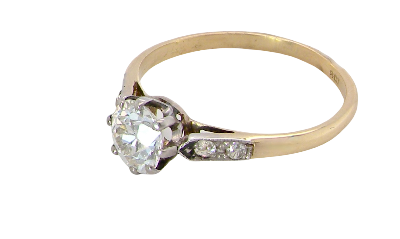 A beautifully elegant vintage solitaire ring dating to the 1930s, showcasing a classic old brilliant-cut white diamond.
The centre diamond measures approximately 6.2mm side