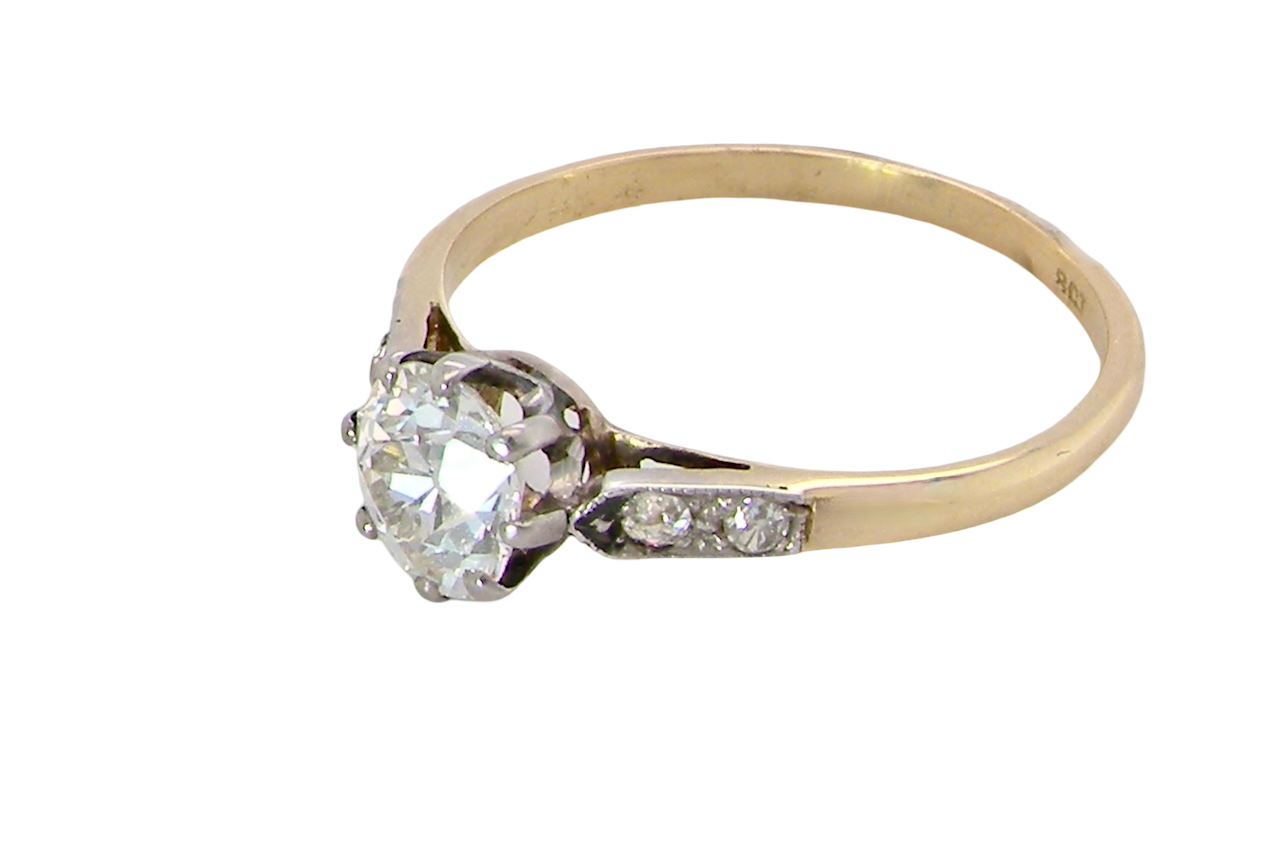 A beautifully elegant vintage solitaire ring dating to the 1930s, showcasing a classic old brilliant-cut white diamond.
The centre diamond measures approximately 6.2mm side