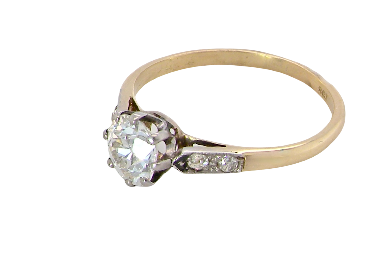A beautifully elegant vintage solitaire ring dating to the 1930s, showcasing a classic old brilliant-cut white diamond.
The centre diamond measures approximately 6.2mm side