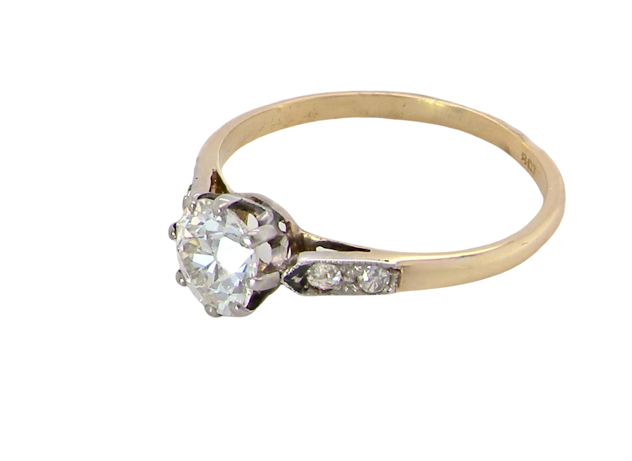 A beautifully elegant vintage solitaire ring dating to the 1930s, showcasing a classic old brilliant-cut white diamond.
The centre diamond measures approximately 6.2mm side