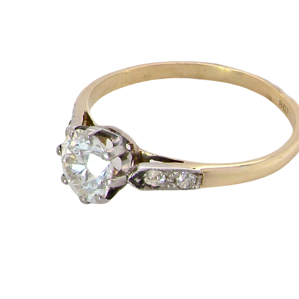 A beautifully elegant vintage solitaire ring dating to the 1930s, showcasing a classic old brilliant-cut white diamond.
The centre diamond measures approximately 6.2mm side