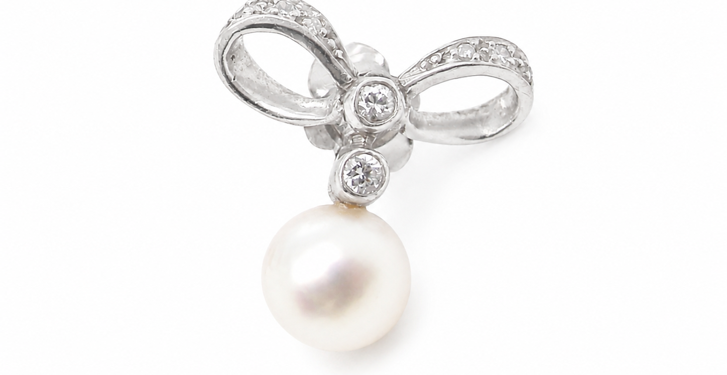 A bow design that has small diamonds to each side and the centre of the bow