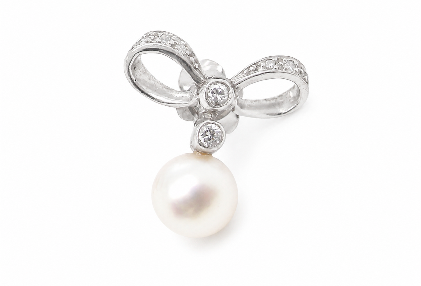 A bow design that has small diamonds to each side and the centre of the bow