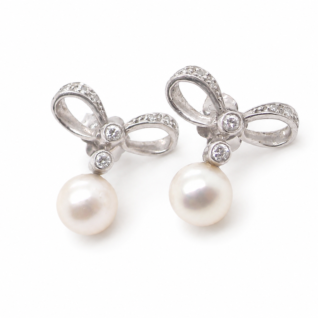 A bow design that has small diamonds to each side and the centre of the bow (approx. 0.10 carats each).