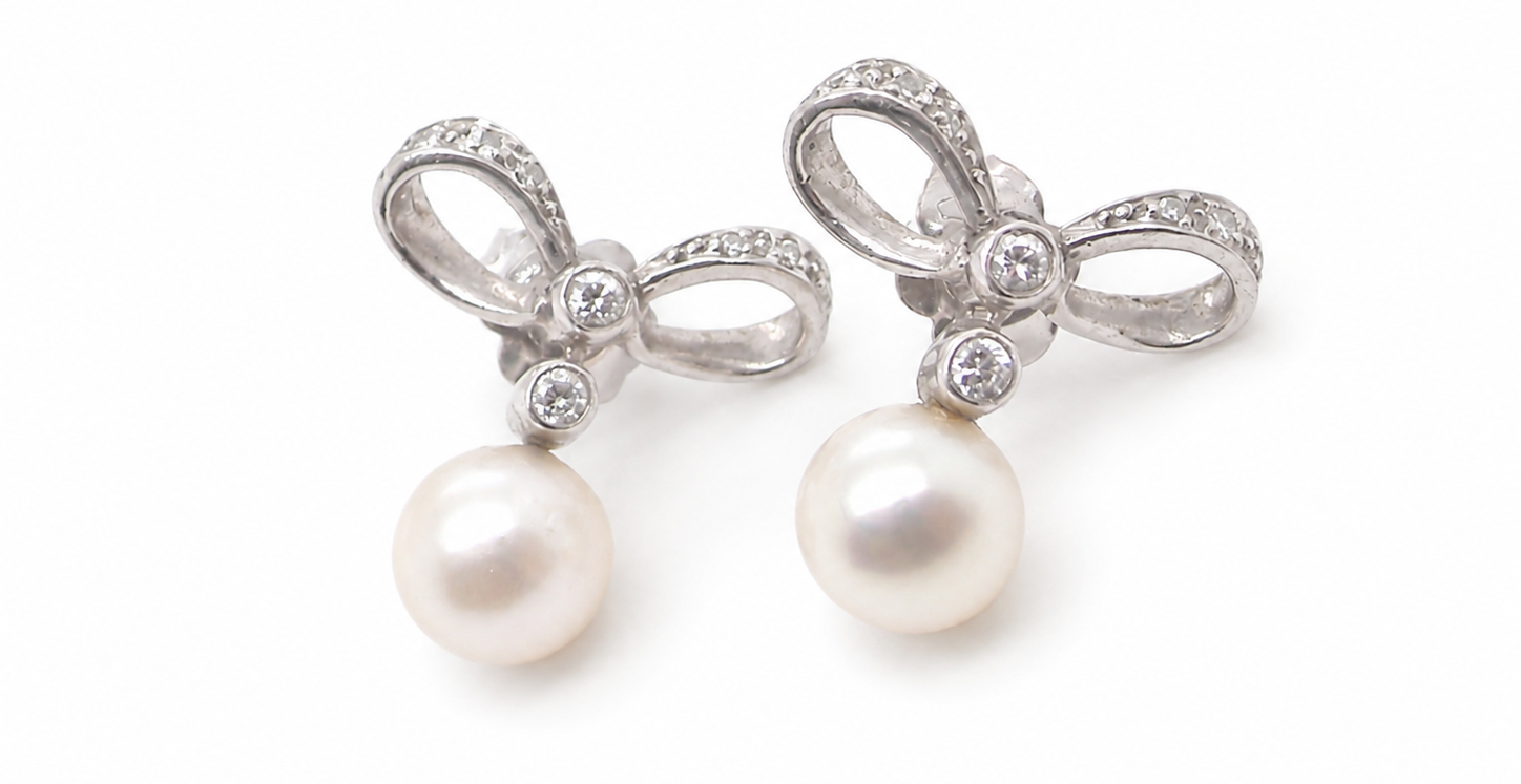 A bow design that has small diamonds to each side and the centre of the bow (approx. 0.10 carats each).