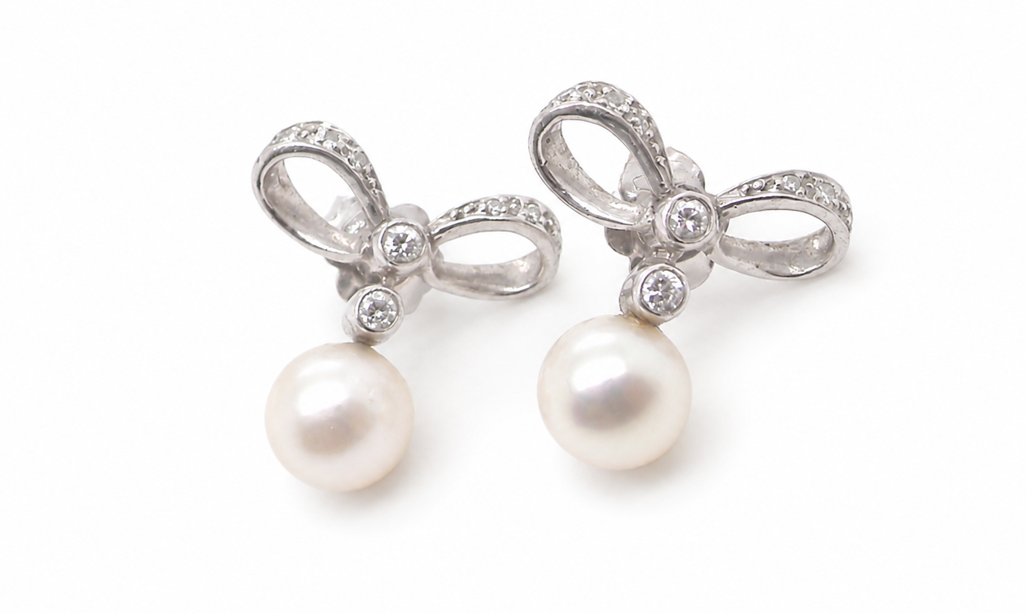 A bow design that has small diamonds to each side and the centre of the bow (approx. 0.10 carats each).