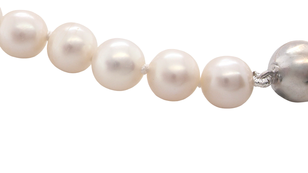 A cultured pearl bracelet. High quality pearls, each 6.5mm,