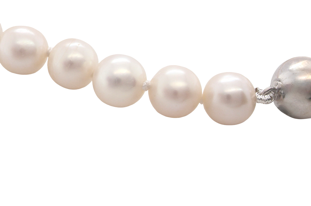 A cultured pearl bracelet. High quality pearls, each 6.5mm,