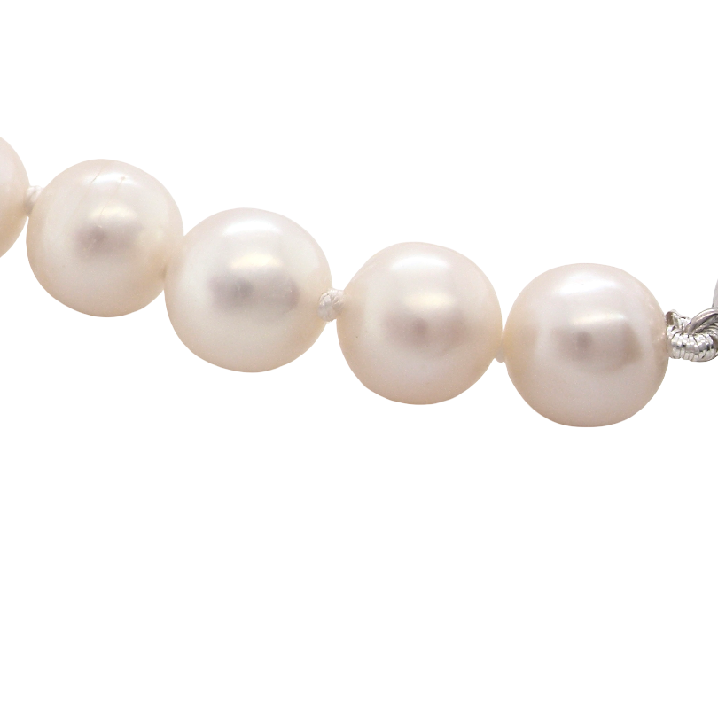 A cultured pearl bracelet. High quality pearls, each 6.5mm,