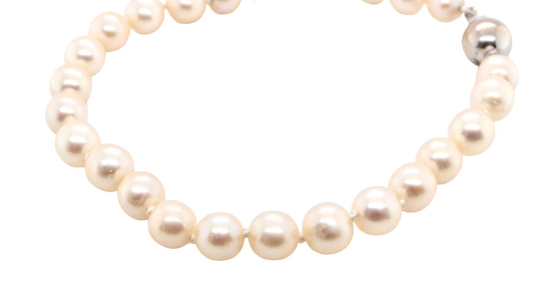 A cultured pearl bracelet. High quality pearls, each 6.5mm, blister free, pink cream colour.