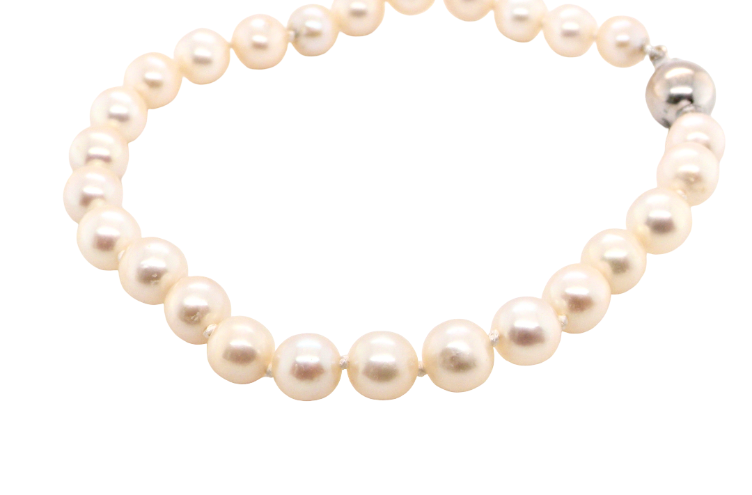 A cultured pearl bracelet. High quality pearls, each 6.5mm, blister free, pink cream colour.